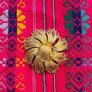 Monet Susan Caplan 1960’s Gold plated Twisted Floral Burst Brooch